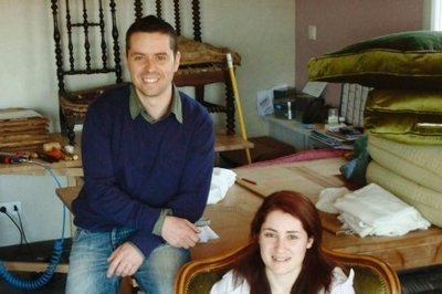 Laurent et Anaïs Pagès chez eux à Gaillan, dans leur atelier au milieu des fauteuils en cours de restauration et des tissus. PHOTO ÉTIENNE LATRY